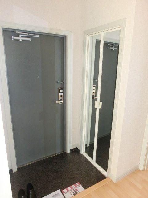 玄関　玄関にはシューズボックスあります