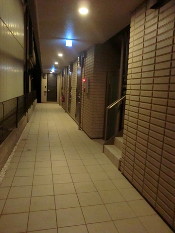 ロビー　★夜の共用廊下も明るくて安心です★