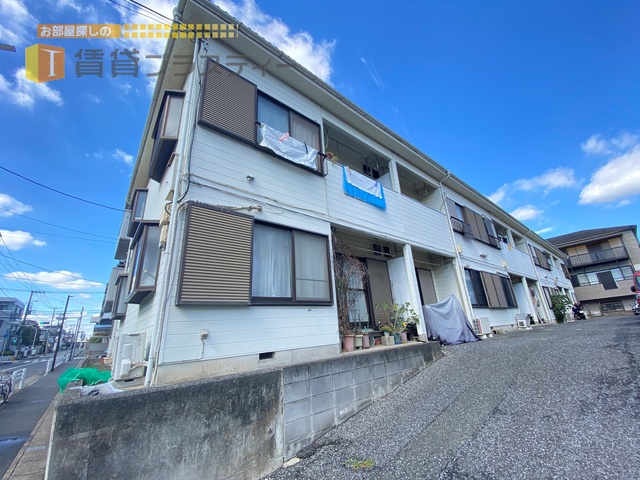 建物外観　青空が映える白い建物です。