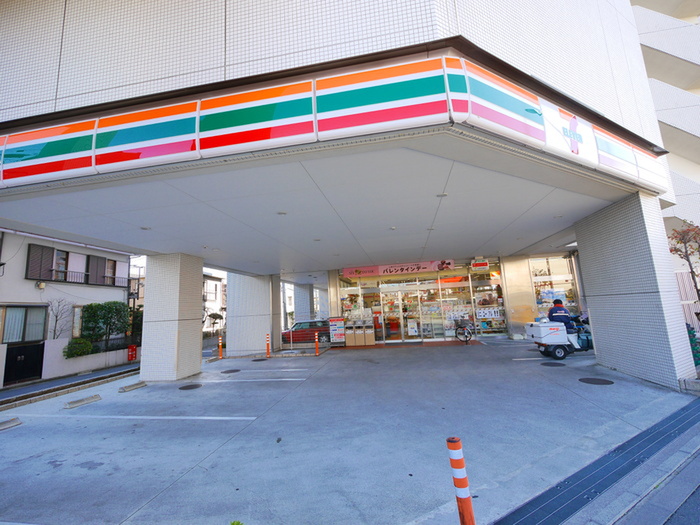 コンビニ　セブンイレブン（コンビニ）まで580m