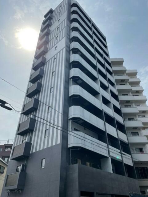 建物外観　１３階建ての賃貸マンション