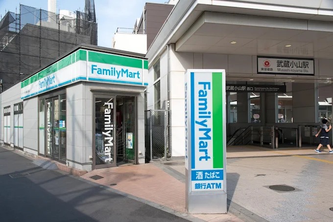 コンビニ　ファミリーマートサンズ武蔵小山駅前店（コンビニ）まで165m