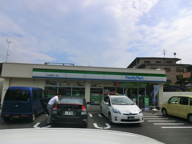 コンビニ　ファミリーマート小菅三丁目店（コンビニ）まで275m