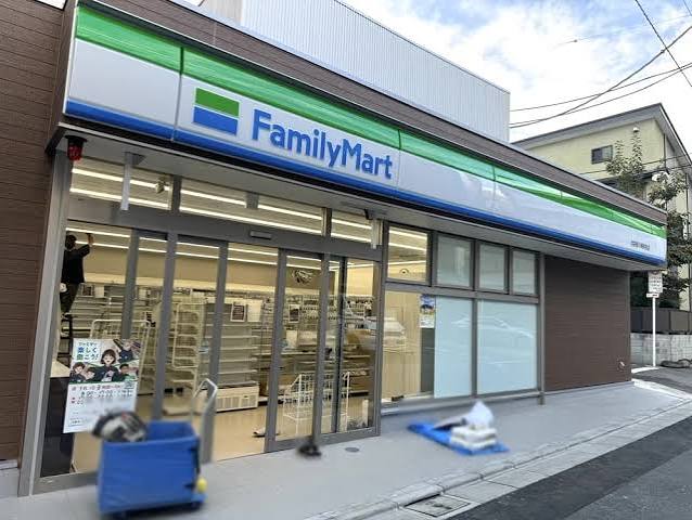 コンビニ　ファミリーマート池袋長汐病院前店（コンビニ）まで178m