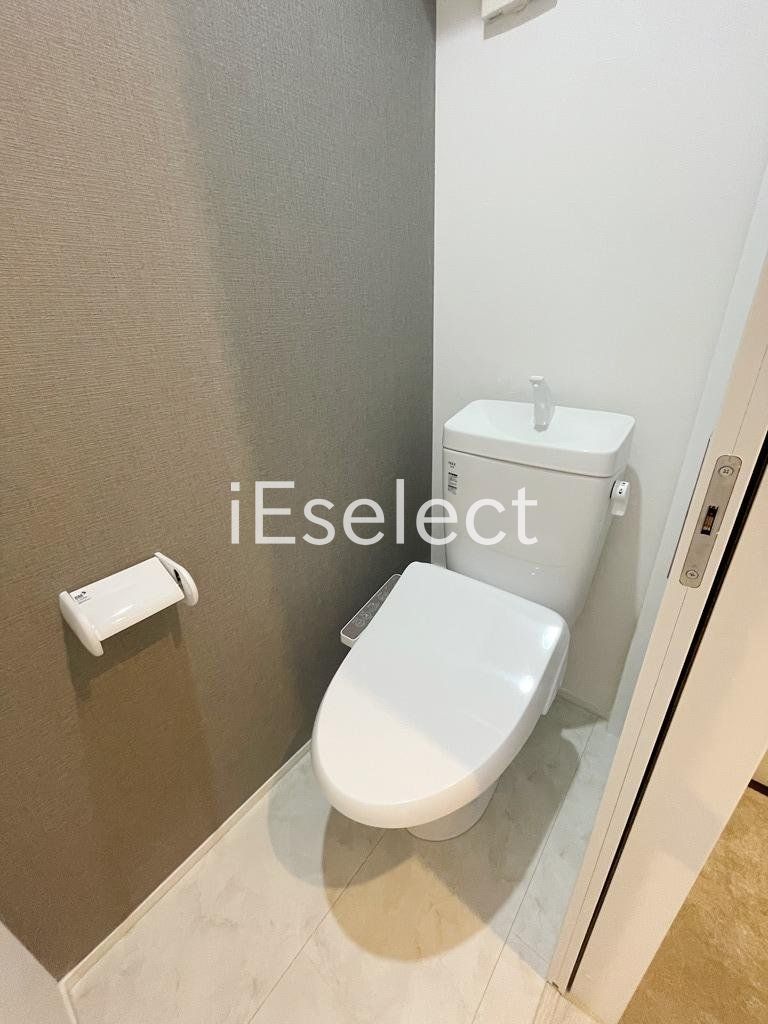トイレ　温水洗浄便座付きのトイレです?