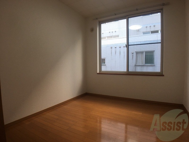 その他部屋・スペース　寝室はこちらです。光が差し込む、温かみのあるお部屋です。