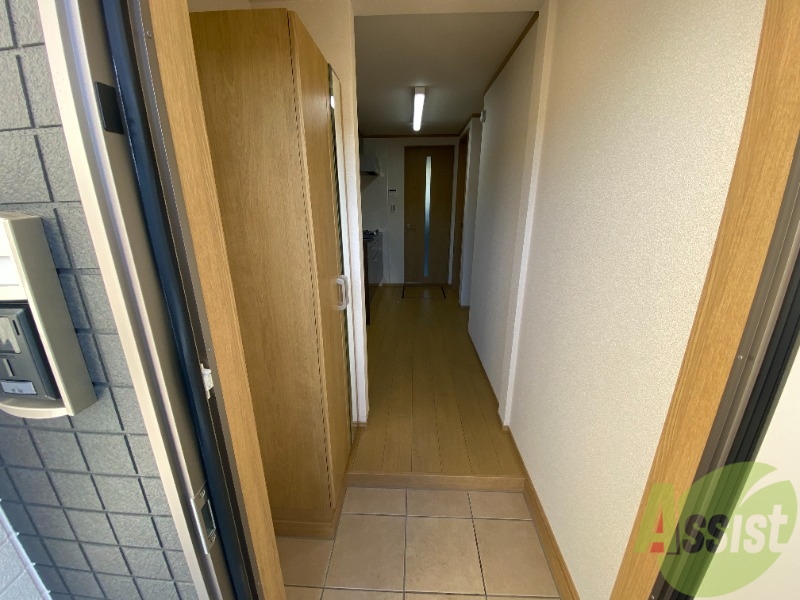 玄関　玄関からの様子です。すぐ部屋が見えないのは安心ですね。