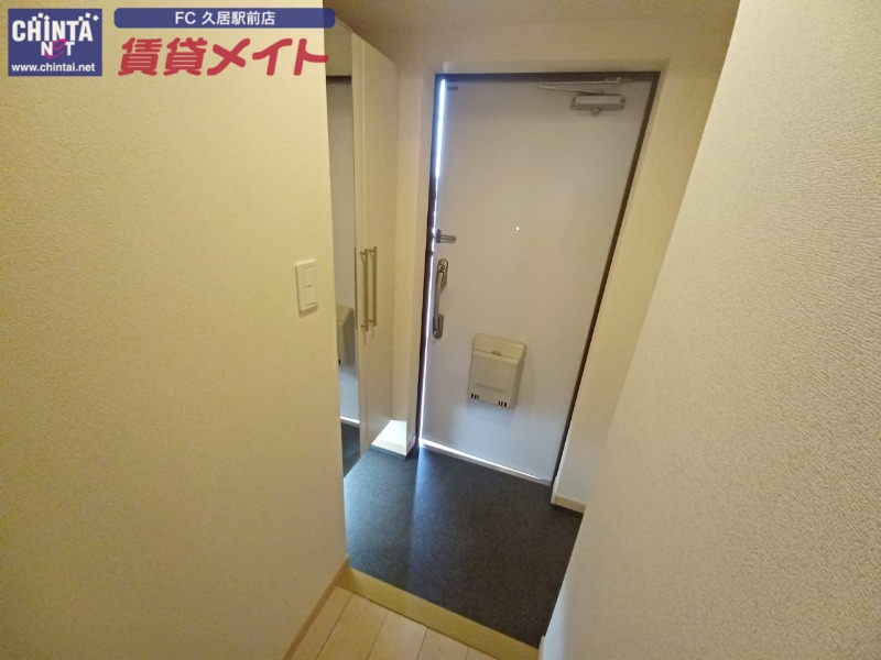 玄関　同物件別部屋写真