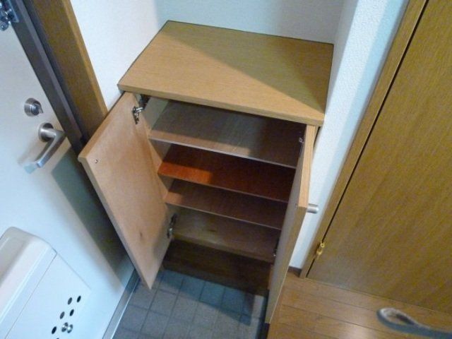 玄関　玄関にシューズボックスがあります。