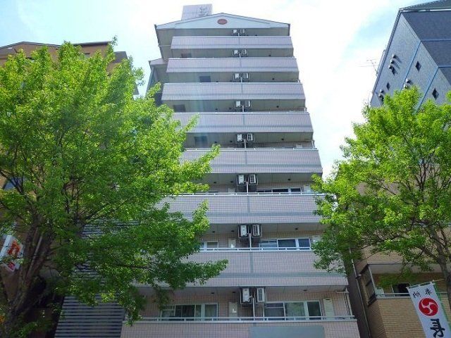 建物外観　９階建ての重厚な建物です。
