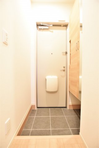玄関　同物件、別物件の写真となります。ご参考までにご覧ください。
