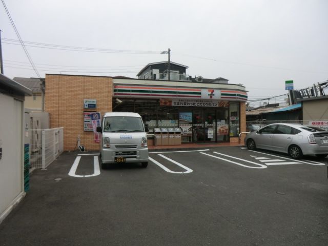 コンビニ　セブンイレブン横浜日吉本町駅前店（コンビニ）まで300m