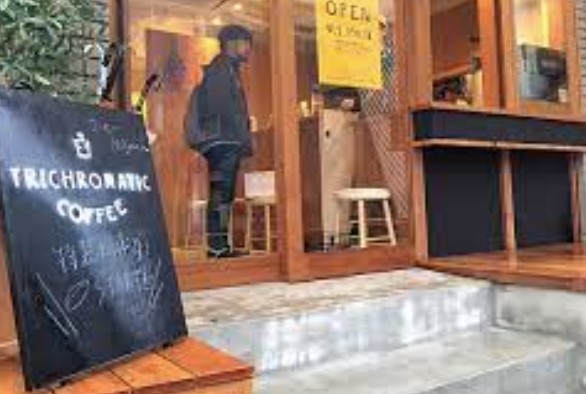 飲食店　TRICHROMATIC COFFEE(トリクロマティックコ（飲食店）まで374m