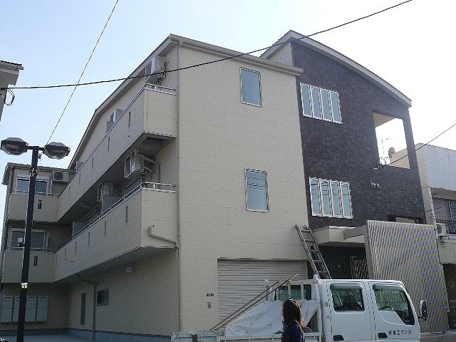 建物外観　1階は地下車庫になっています