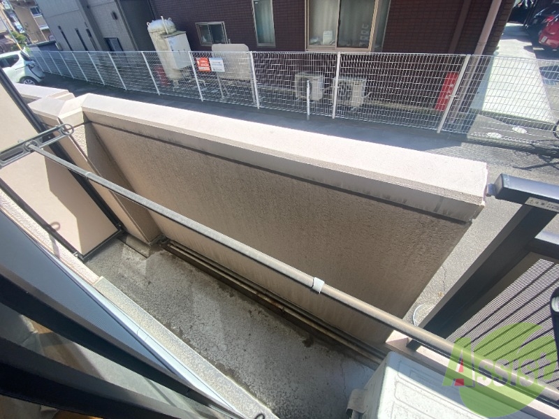 バルコニー　幅があり広めの印象でした。のびのびと作業が出来そうです。