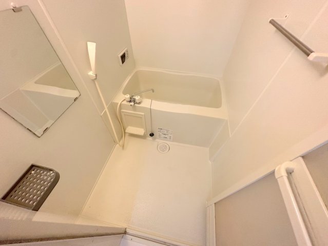 バス・シャワールーム　広めのお風呂は一日の疲れを癒してくれます。