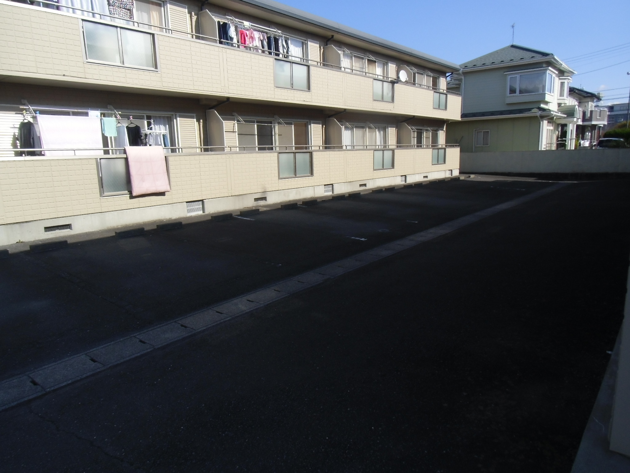 駐車場　敷地内に駐車１台、２台目は近く