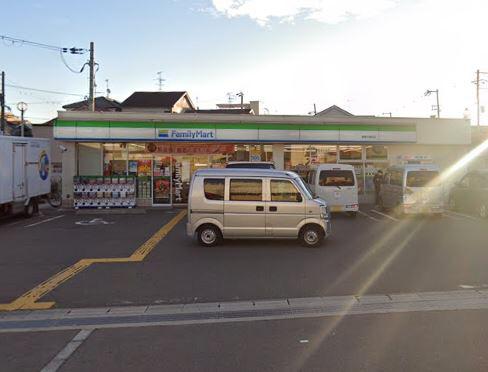 コンビニ　ファミリーマート（コンビニ）まで550m