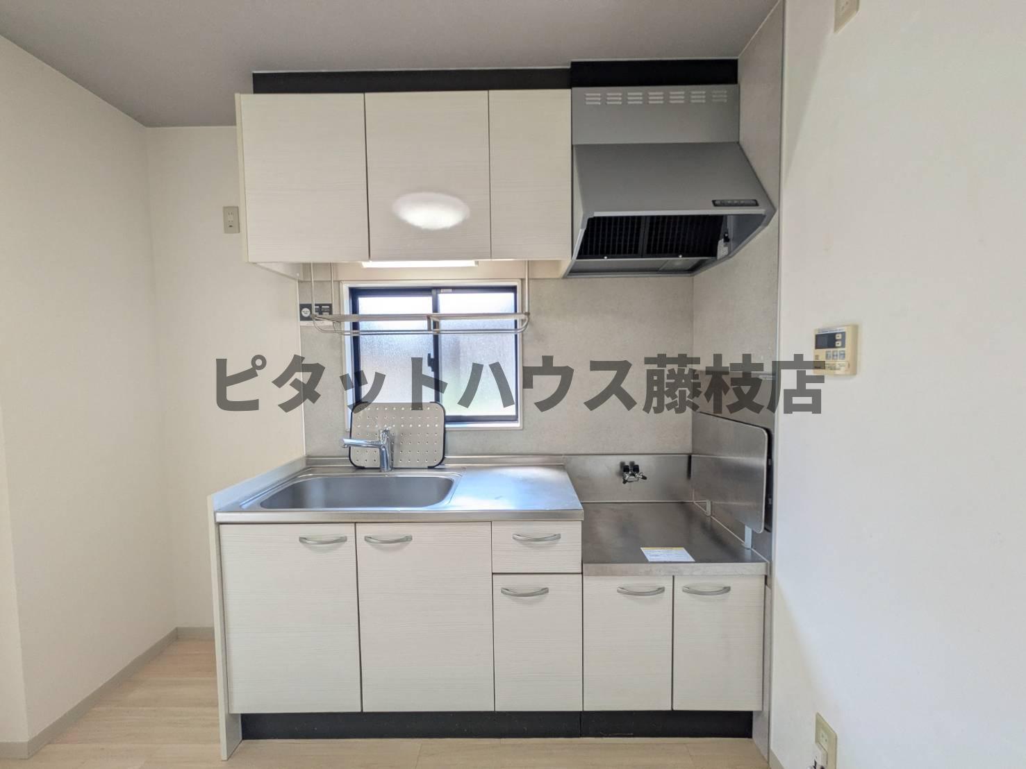ＪＲ東海道本線 焼津駅 バス乗車時間：24分 最寄りバス停で下車 徒歩11分 2階建 築26年のキッチン写真