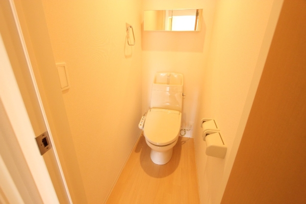 トイレ　温水シャワー付きトイレです