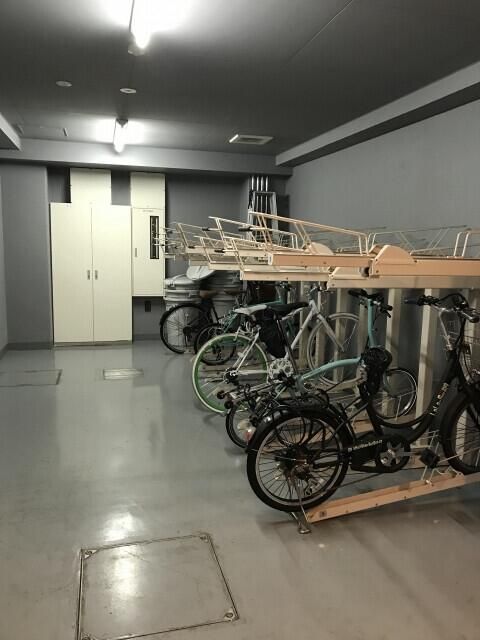 ロビー　■駐輪場（屋内のスライド式自転車ラック）