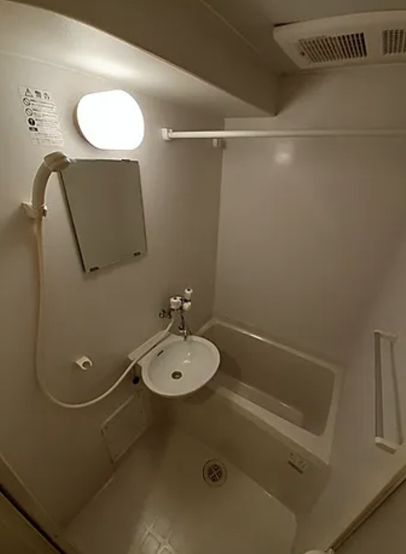 バス・シャワールーム　※反転タイプのお部屋の写真を使用しています。