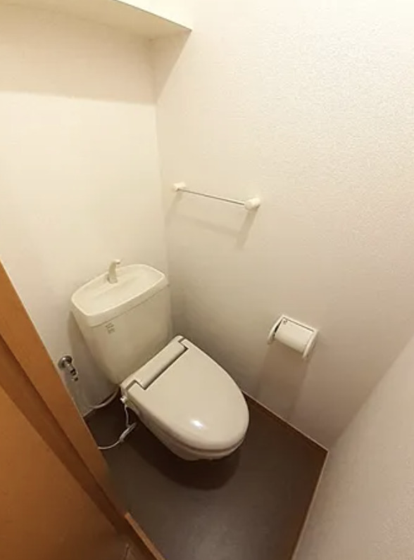 トイレ　※反転タイプのお部屋の写真を使用しています。