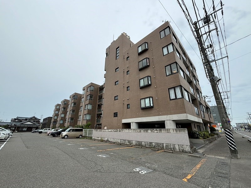 建物外観　5階建ての賃貸マンション