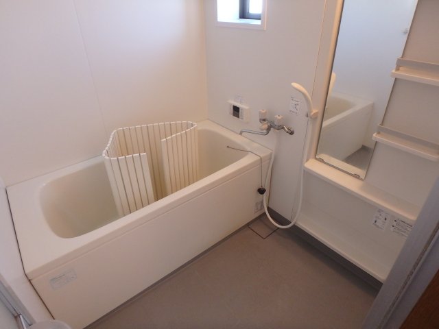 バス・シャワールーム　コンパクトで使いやすいお風呂です