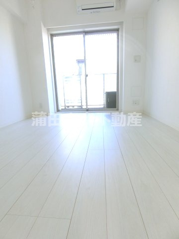 居室・リビング　洋室6帖　北向きですが、白基調の内装で明るい印象です。