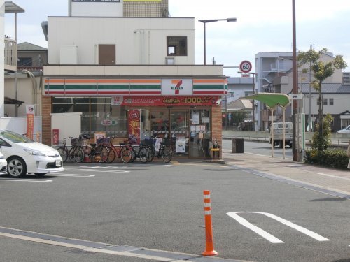 コンビニ　セブンイレブン 大阪清水駅前店（コンビニ）まで217m