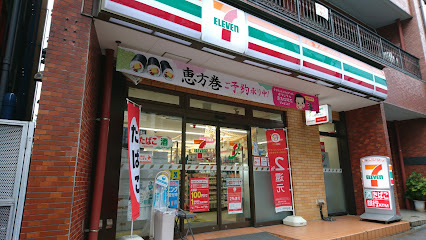 コンビニ　セブン－イレブン台東蔵前３丁目店（コンビニ）まで942m