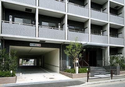 建物外観　正面アプローチ
