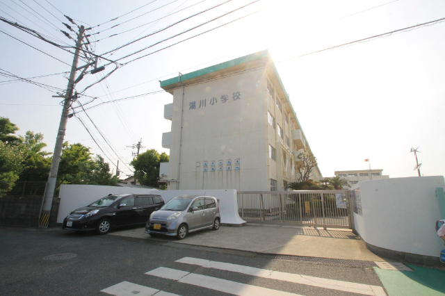 小学校　北九州市立湯川小学校（小学校）まで702m