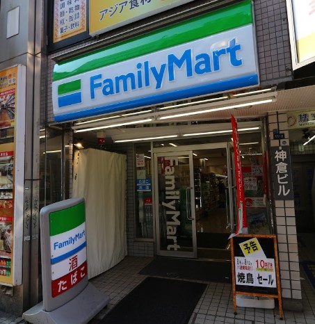 コンビニ　ファミリーマート 新大久保駅前店（コンビニ）まで632m