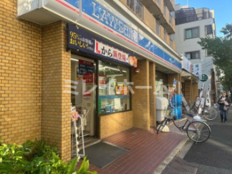 コンビニ　ローソン 大森海岸駅前店（コンビニ）まで89m