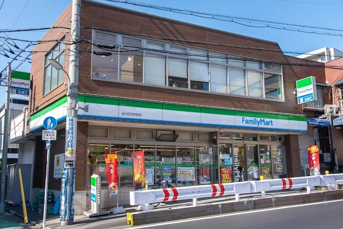 コンビニ　ファミリーマート品川区役所前店（コンビニ）まで569m