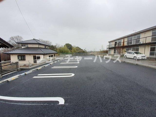 駐車場　駐車場があるので、車を買う予定の方も安心です