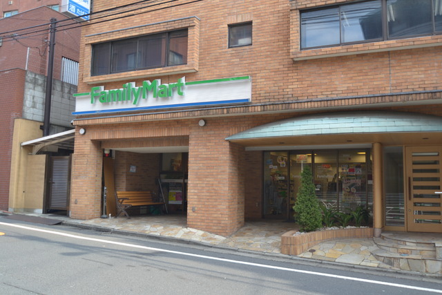 コンビニ　ファミリーマート（コンビニ）まで350m