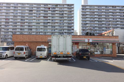 コンビニ　セブンイレブン 大阪古市3丁目店（コンビニ）まで714m