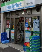 コンビニ　ファミリーマート 下北沢駅前店（コンビニ）まで53m