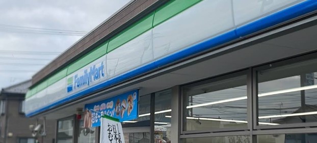 コンビニ　ファミリーマート川口伊刈店（コンビニ）まで232m