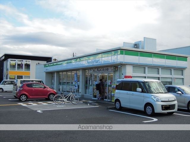 コンビニ　ファミリーマート（コンビニ）まで570m