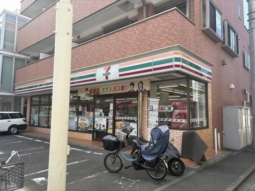 コンビニ　セブンイレブン（コンビニ）まで535m