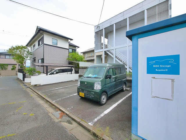 駐車場　駐車場があるので、車を買う予定の方も安心です