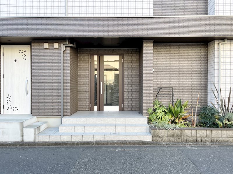 エントランス　おしゃれな看板が目印です