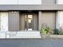 エントランス　おしゃれな看板が目印です