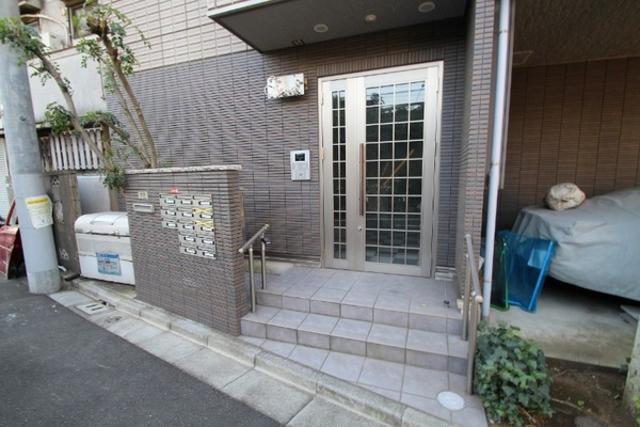 エントランス　落ち着いたエントランスです