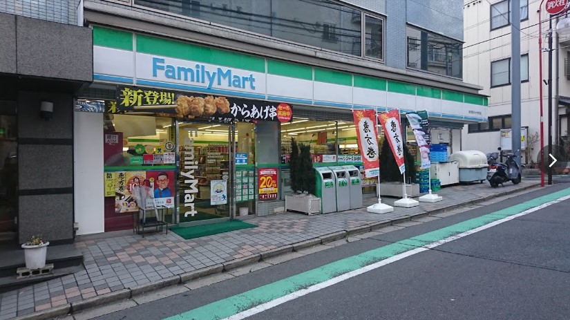コンビニ　ファミリーマート東京医科大学前店（コンビニ）まで124m