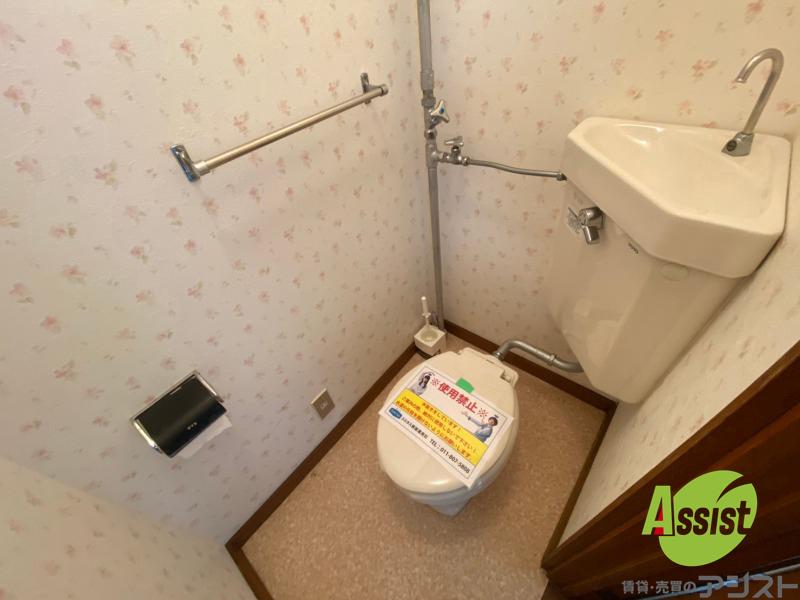 トイレ　トイレです。タオル掛けもついて便利ですね。